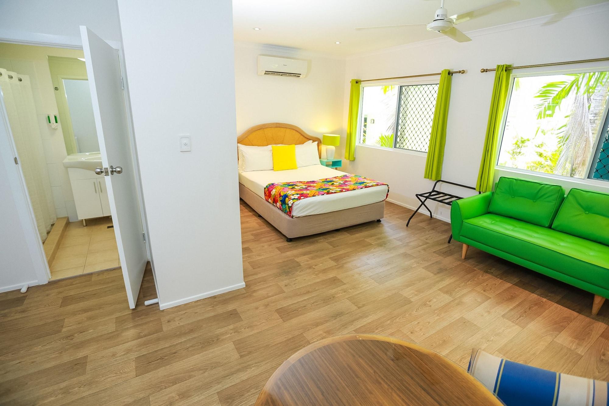 Port Douglas Motel Экстерьер фото