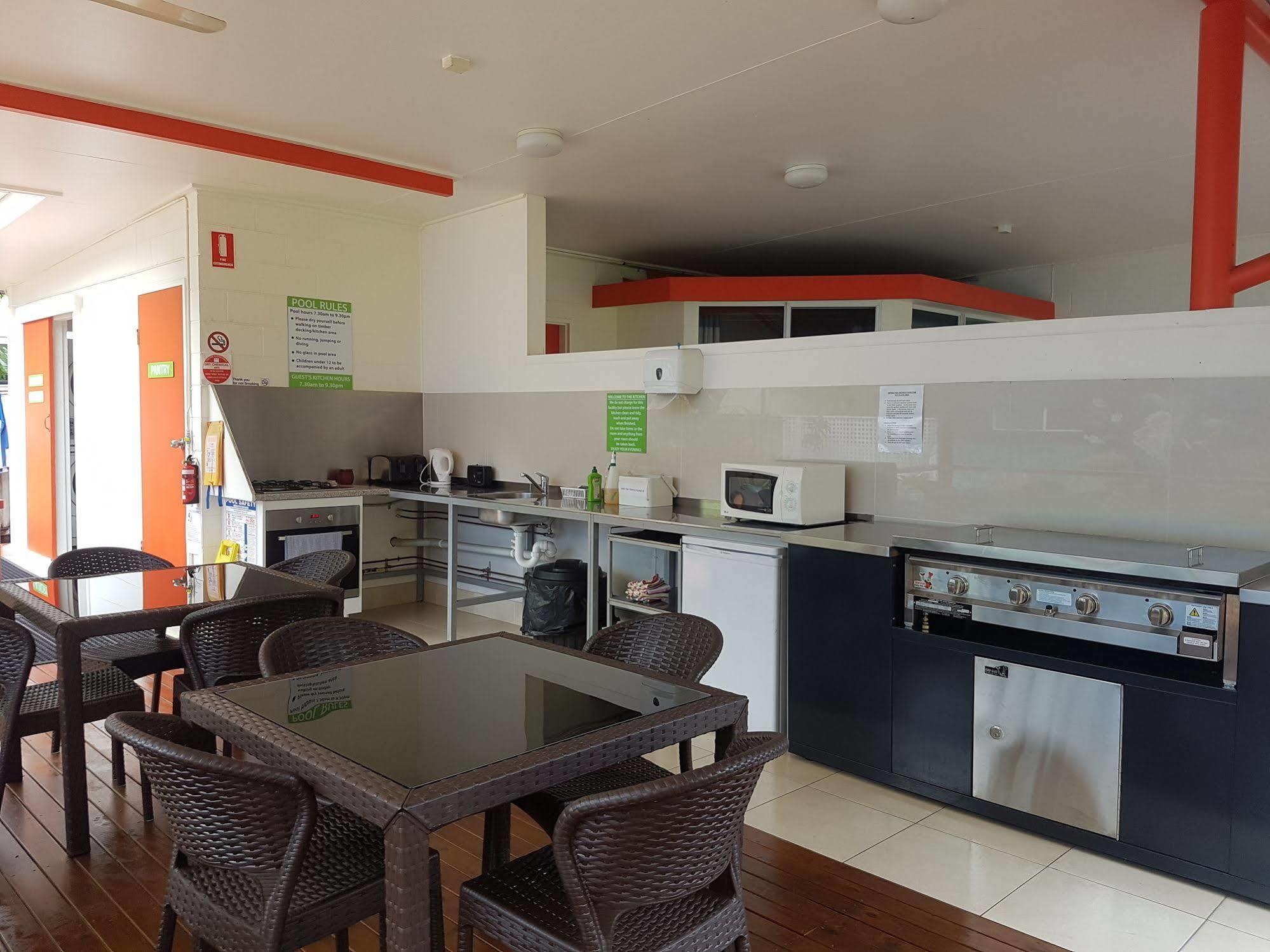 Port Douglas Motel Экстерьер фото