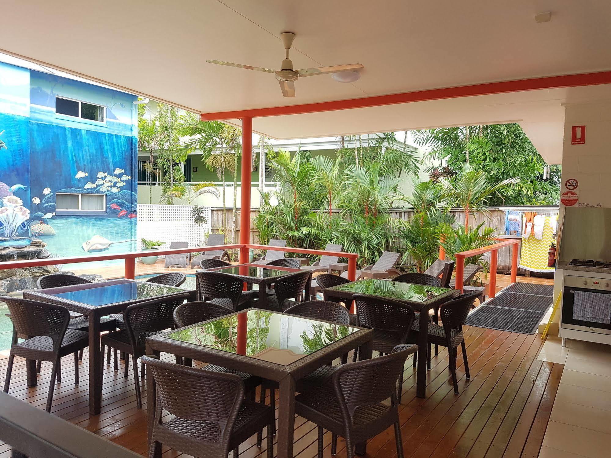 Port Douglas Motel Экстерьер фото